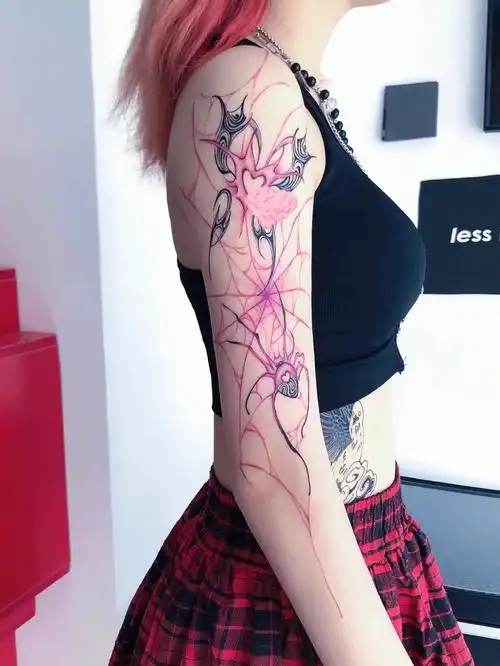 女生轻松驾驭的花臂y2k蝴蝶蜘蛛长沙纹身