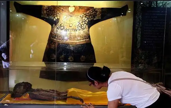 北京神秘干尸首次展出 龙袍裹身头发完好(组图)