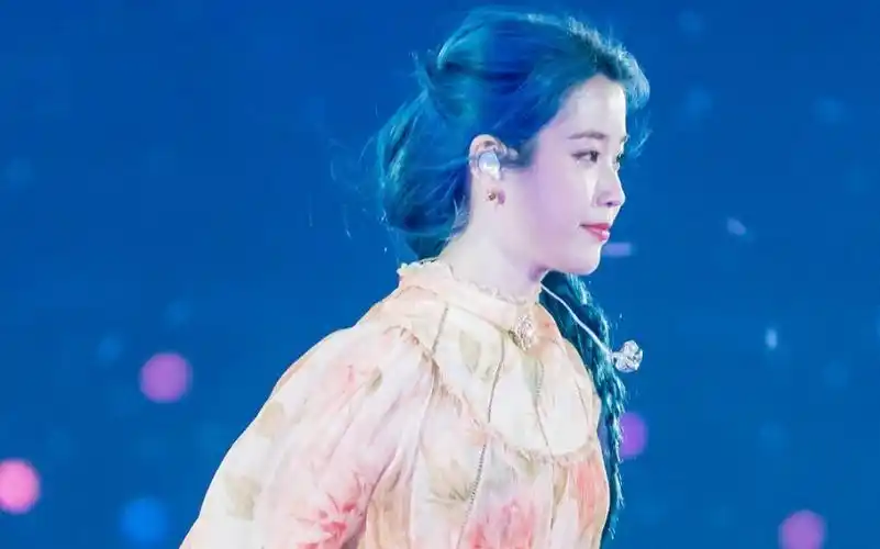 【iu李知恩】限定蓝发新歌现场《时间之外 那个人》20191123首尔站