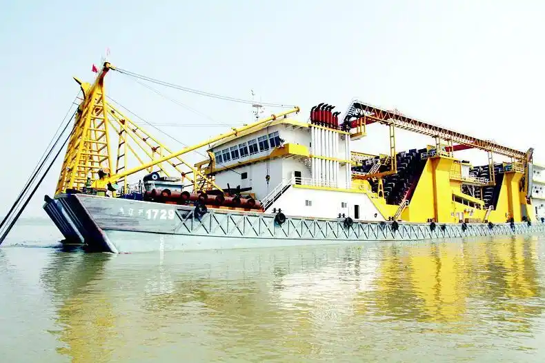 3艘船非法采砂一晚获利百余万 涉恶团伙抽走6成利润 18名涉案人员获刑