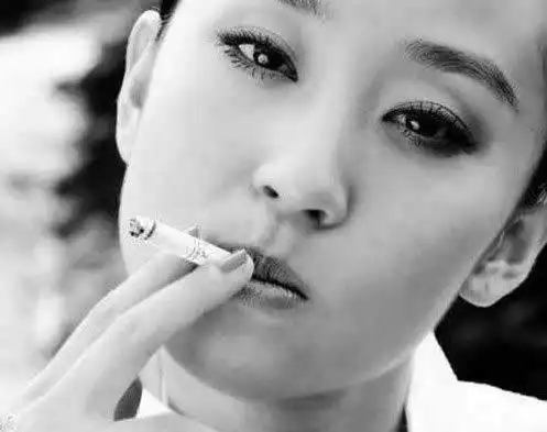 苗圃一头细碎短发,叼着一根烟简直帅到没朋友蒋勤勤拿着烟的造型,这种