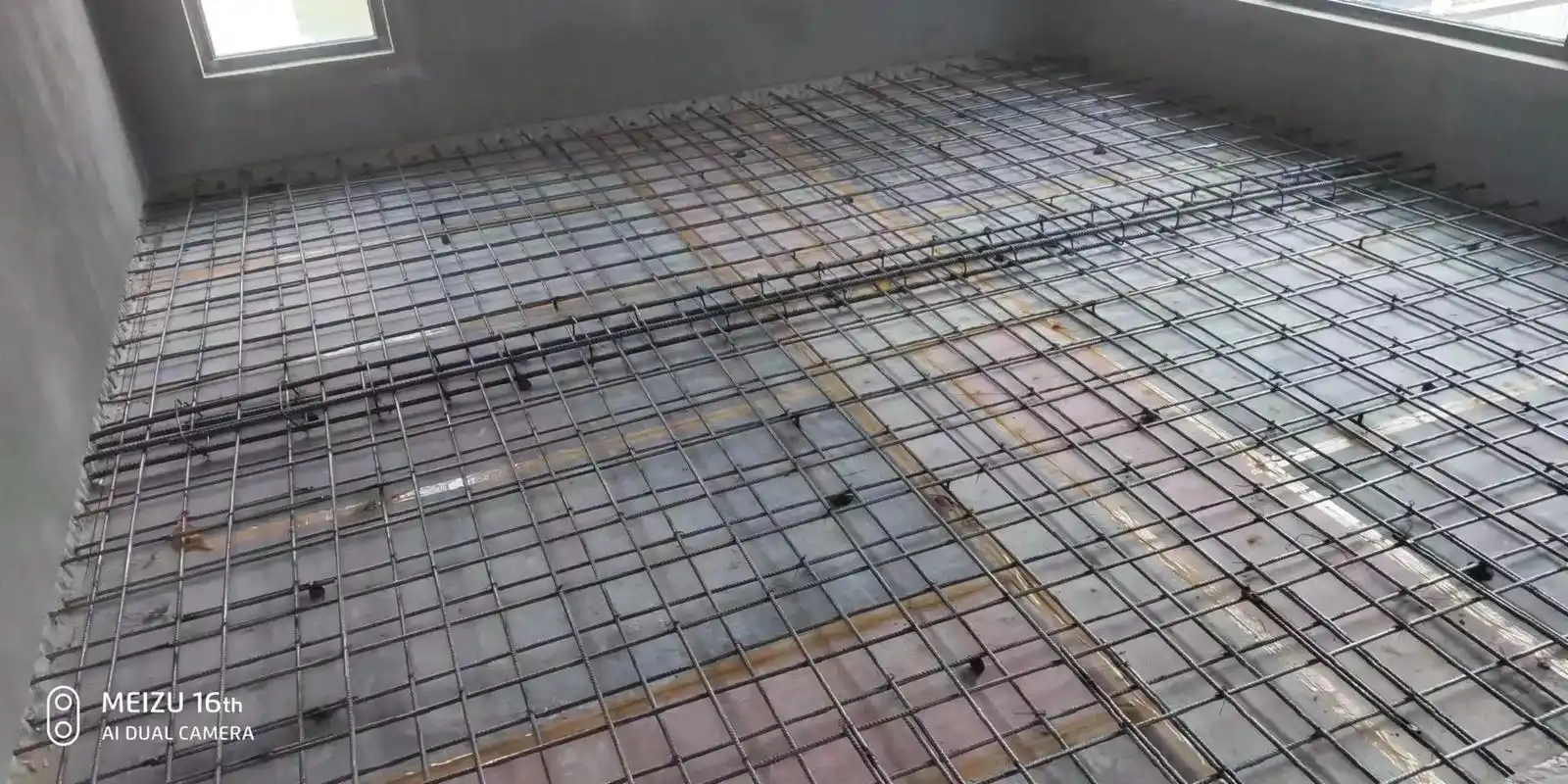 室内楼板,室外阳台施工中,,#记录工地施工日常:以质量求生存 - 抖音