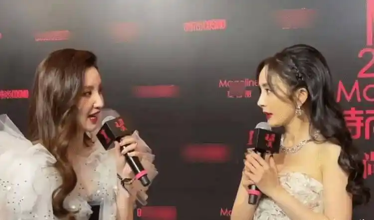 不仅和蔡徐坤进行自拍,还加上顶流女艺人微信_杨幂_活动_成功