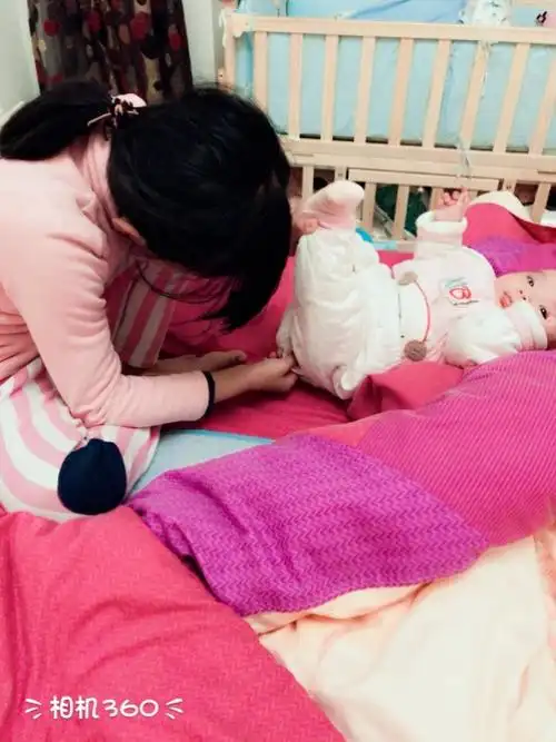 换尿不湿喽,妹妹觉得姐姐换的怎么样啊