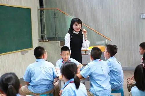 李诗洋老师与学生互动