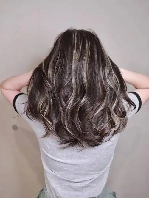 2021下半年爆火风吹染挑染发色小巧思