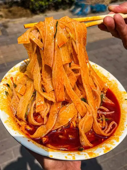 郑州美食我愿为这碗擀面皮永远留在郑州