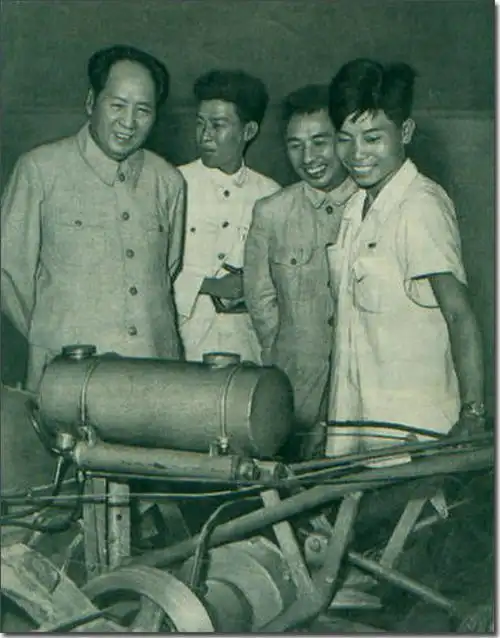 1958年农村大炼钢铁场面.