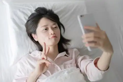 躺在床上自拍的女生