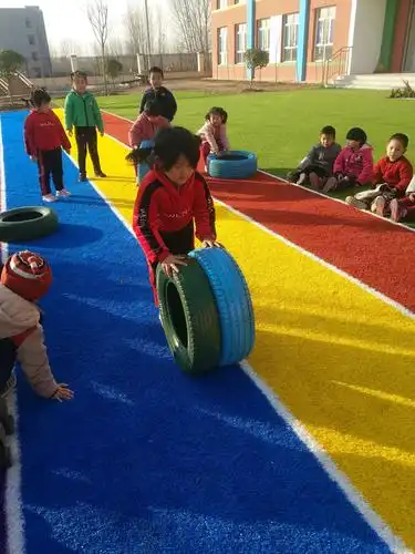 辛山幼儿园大班12月12日下午开展"玩转轮胎"活动