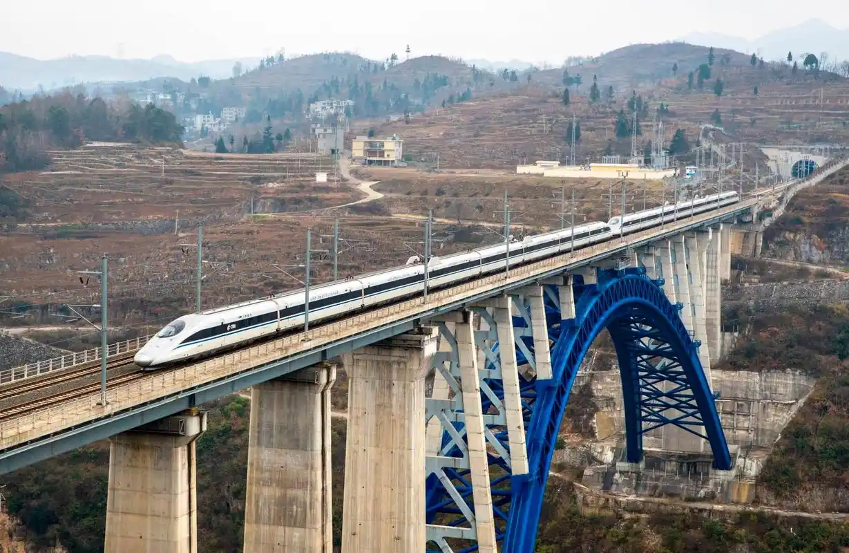 2022年1月9日,一列动车组列车行驶在成贵铁路贵州省毕节市境内的西溪