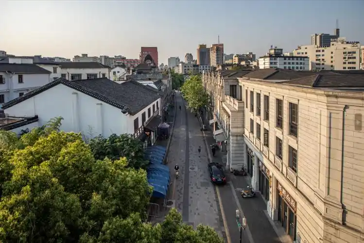 高家产业中最出名的要数高义泰布庄,当时为闻名浙江的大商店.