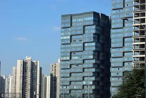 重庆一住宅用全幕玻璃 如"集装箱"堆砌