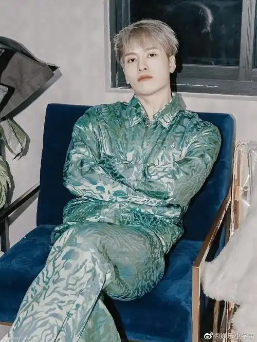 王嘉尔晒比心照