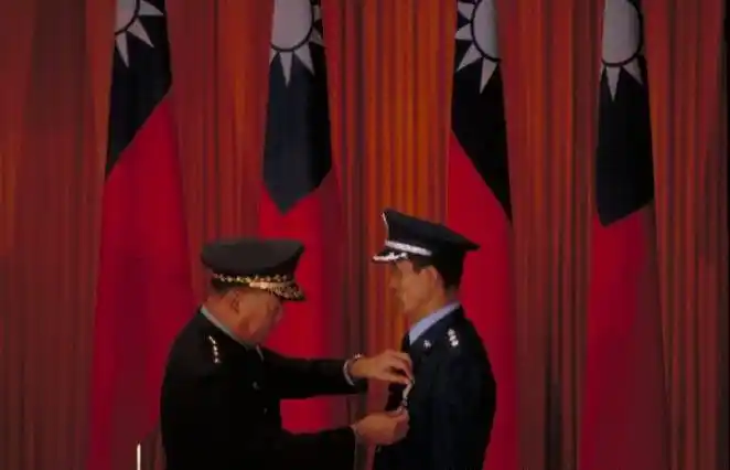 孙天勤被台湾军方授予上校军衔.