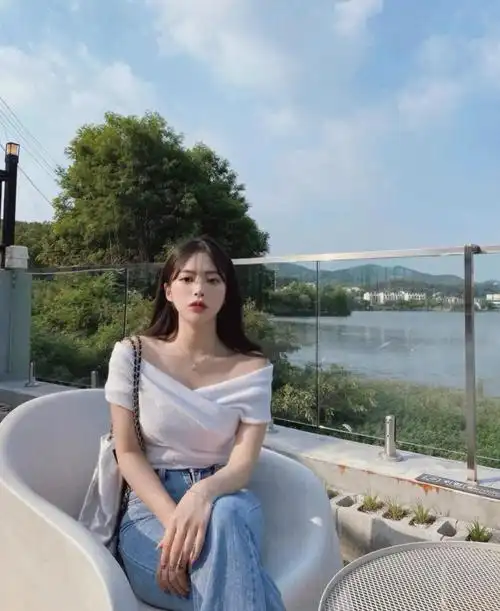 胸大女生夏天这么穿显瘦又清纯