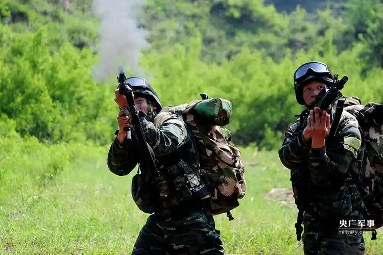 砺剑太行山:山西武警极限训练锤炼官兵战斗意志