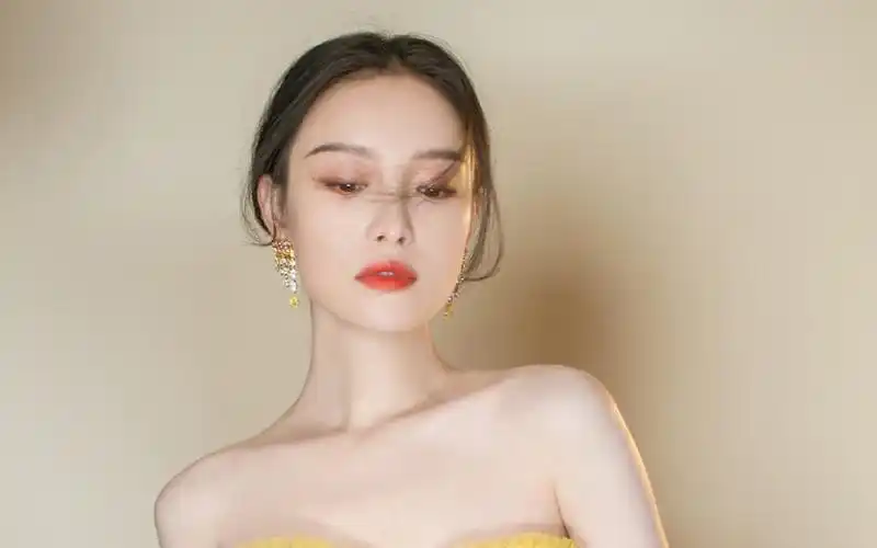 倪妮明艳动人写真桌面壁纸