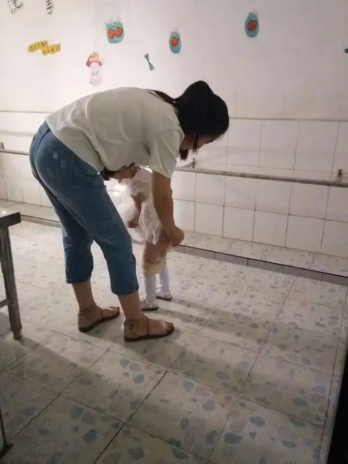 不习惯那么多人一起上厕所,每次尿尿的时候都不告诉老师,会尿到裤子上