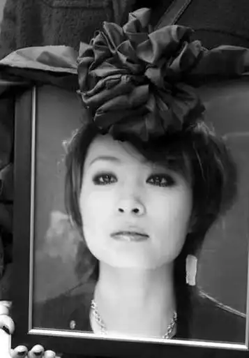 以为他们退出歌坛,其实早已悄然离世,再也见不到的几位歌星