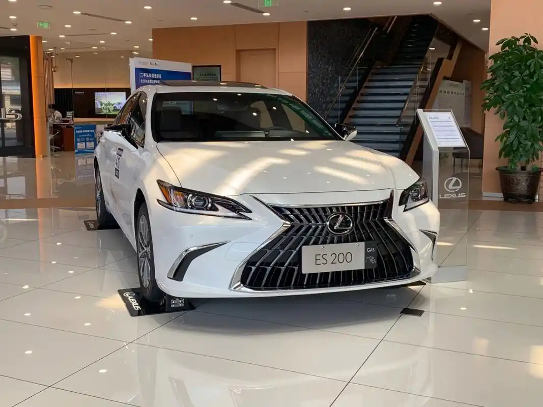 雷克萨斯es200钛银色还是石英白,纠结 怎么办,两个颜色都好好看,阳光