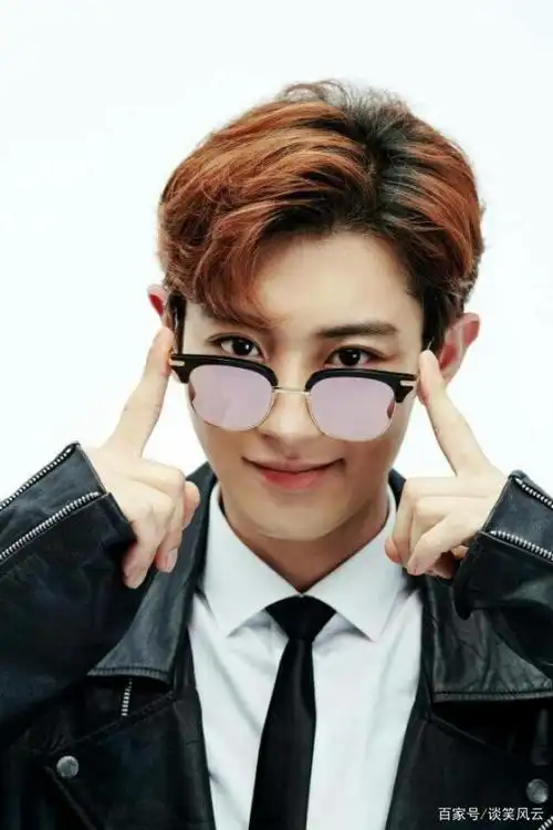 戴眼镜的朴灿烈真的太萌了,是吃可爱长大的吗?
