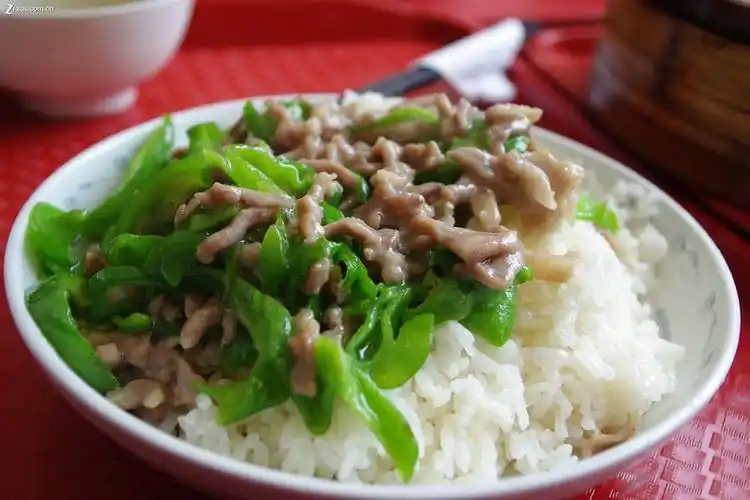 青椒炒肉盖浇饭 ￥12元/份 月售0份