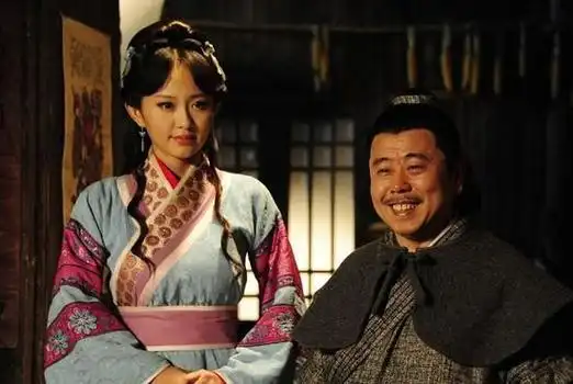 孙耀琦饰演潘金莲(左)潘长江饰演武大郎(右)