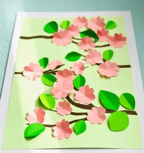 准备各色卡纸,作为背景,树干,树叶和花朵的材料.