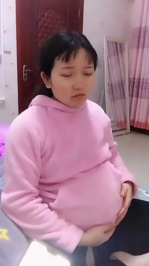 这个孕妇火了挺着大肚子听说快生了