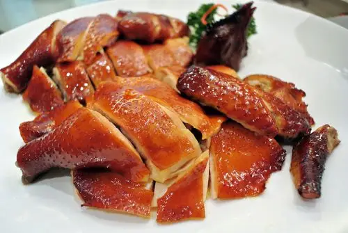 秘制茶皇鸡 (一只$296), 鸡肉嫩滑, 外皮有极浓的烟熏茶香, 好impress