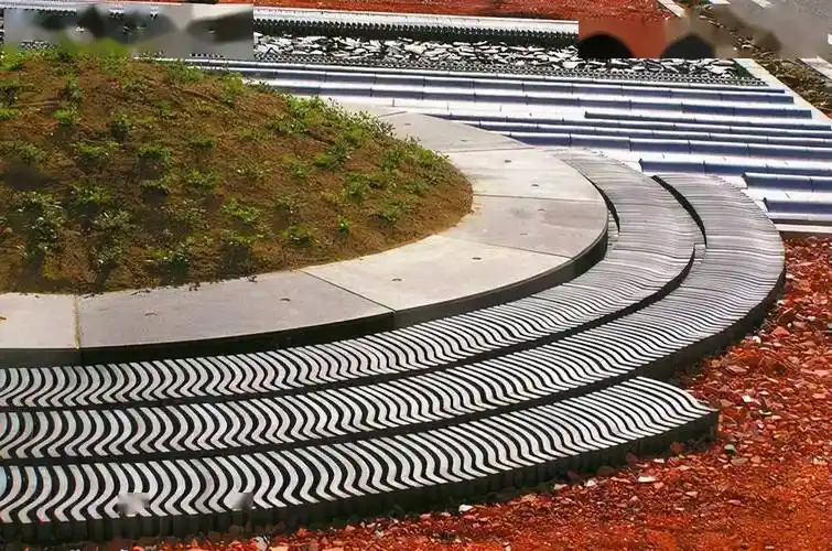 瓦片还可以用于园路两边排水沟收边,绿化植物收边,铺装收边等.