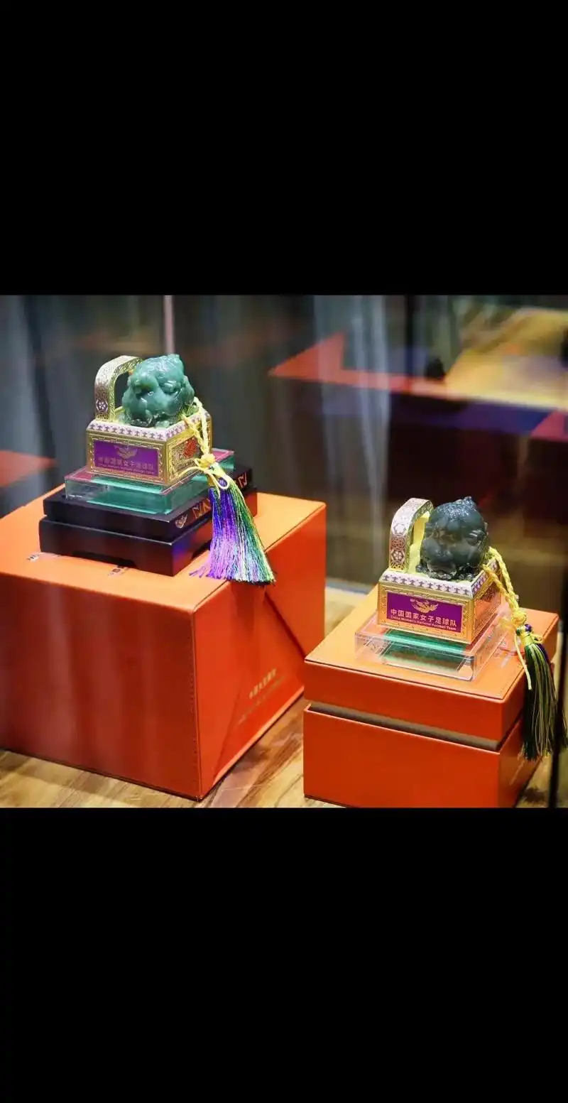 中国女足第一枚体育玉玺.#藏文化 中国女足徽宝采用传统玉雕和 - 抖音