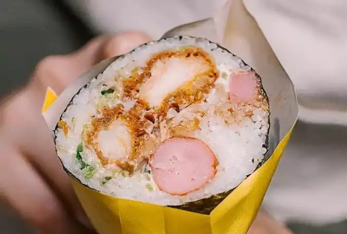 浓厚的港式咖喱酱汁,带有淡淡的椰奶香,一个饭团就有整整两块香酥鸡柳