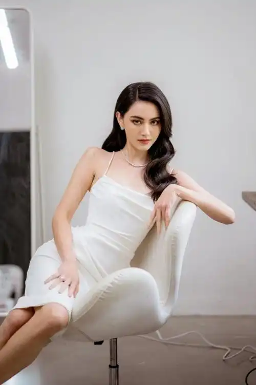 纤腰美腿的神仙颜值泰国混血女星被封第一神颜