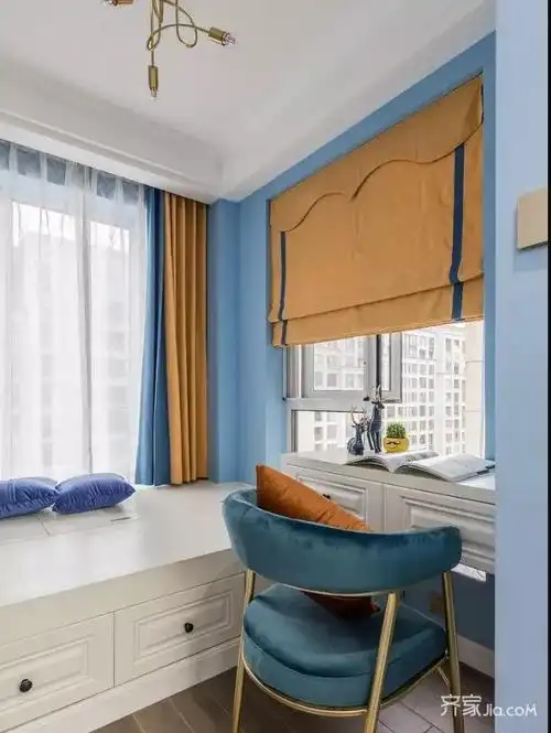 进门右手的小房间,统一蓝色系,榻榻米书桌一体定制,墙面还做了壁龛