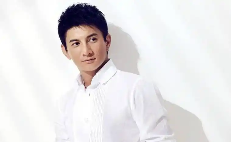 虽然过程稍有坎坷,但是吴奇隆确实没有一些大黑的经历,令很多艺人羡慕