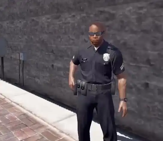 在《gta5》的世界当着警察的面报警会怎样?一巴掌就过来了?