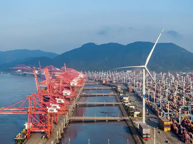 宁波舟山港大风车展翼世界大港
