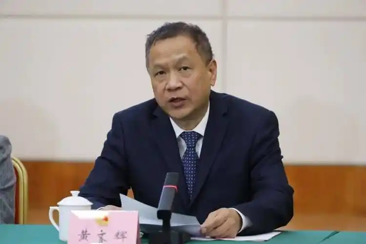 受省委常委,市委书记崔永辉委托,黄文辉代表市委,市政府向参加座谈会