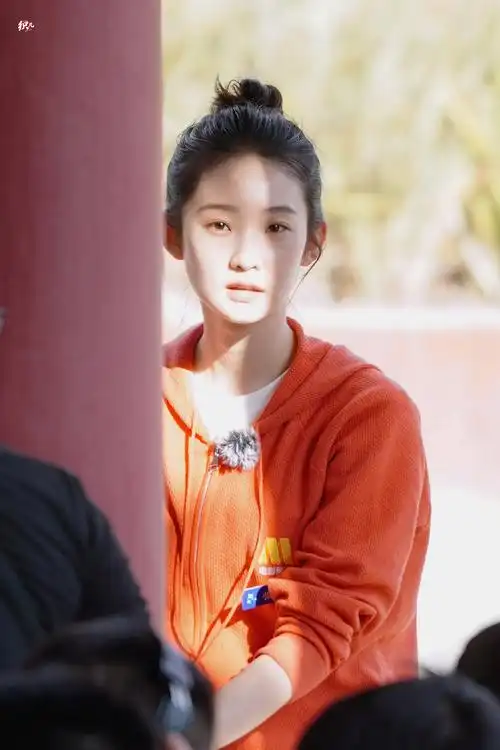 张艺凡星辰大海素颜上班饭拍路透～ 凡宝真的好清纯少女啊_高清图集