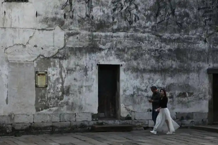 斑驳的老墙,影衬下,如同水墨画,引人注目.