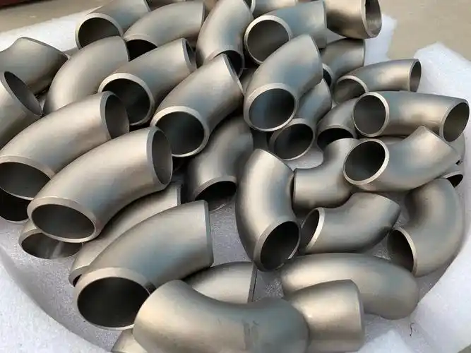 弯头是用来改变管路方向的管件,有45度,90度,180度,根据工程需要还