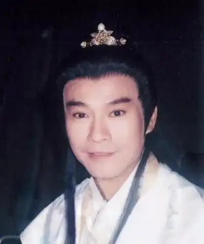 70岁郑少秋真的老了!小17岁妻子还气质优雅,四个女儿都很漂亮!