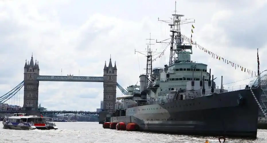 塔桥附近停靠着英国皇家贝尔法斯特号战舰,这是一艘装备精良的巡洋舰