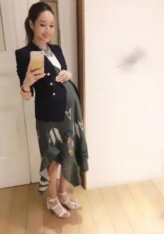 侯佩岑在微博晒出一张自己身怀二胎的孕肚照,配文:"肚子……越来越大