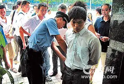 贼人潜入发廊贼手伸入钱柜 路人咔嚓快拍"捉贼图"