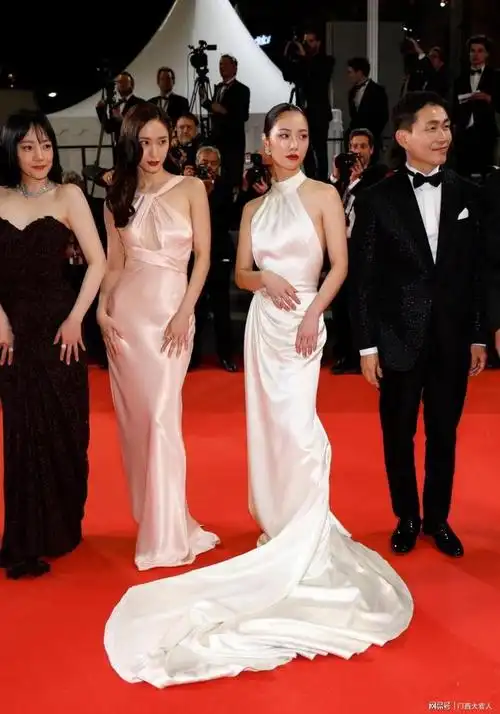 郑秀晶,全汝彬在戛纳宣传电影《蜘蛛网》,双姝美背平分秋色|宋茜|乐器