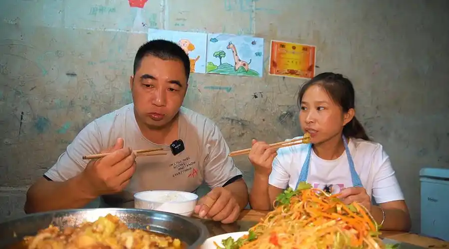 桃子姐做饭,包立春打下手,做一盘凉拌三丝,比吃肉还香,真解馋#美食