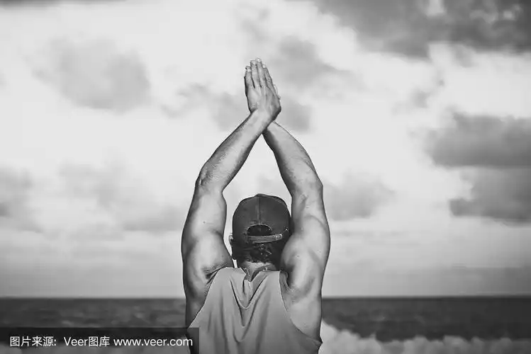 肌肉发达的男人跳进海里的背影